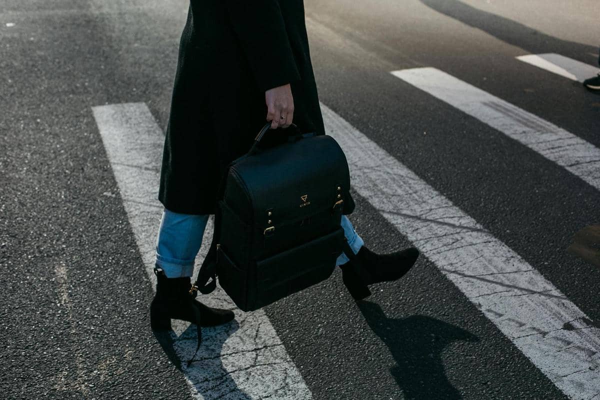 langkah kaki yang berjalan di atas aspal