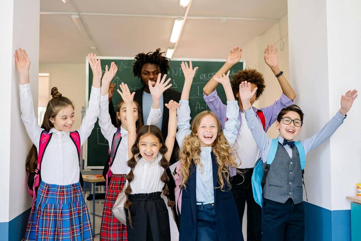 para siswa dan guru berfoto bersama