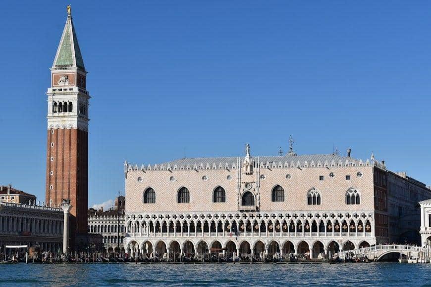 ilustrasi palazzo ducale dan st. mark's campanile