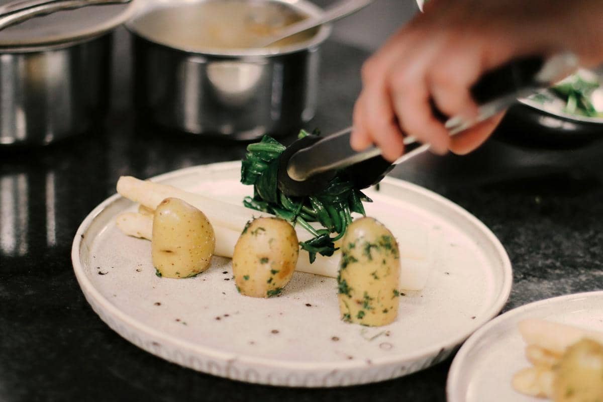 ilustrasi memasak parsnip