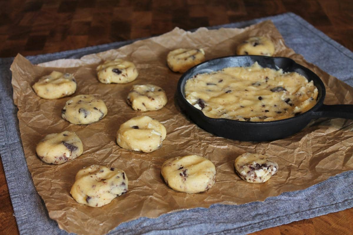 ilustrasi cara membuat cookies isi cokelat lumer