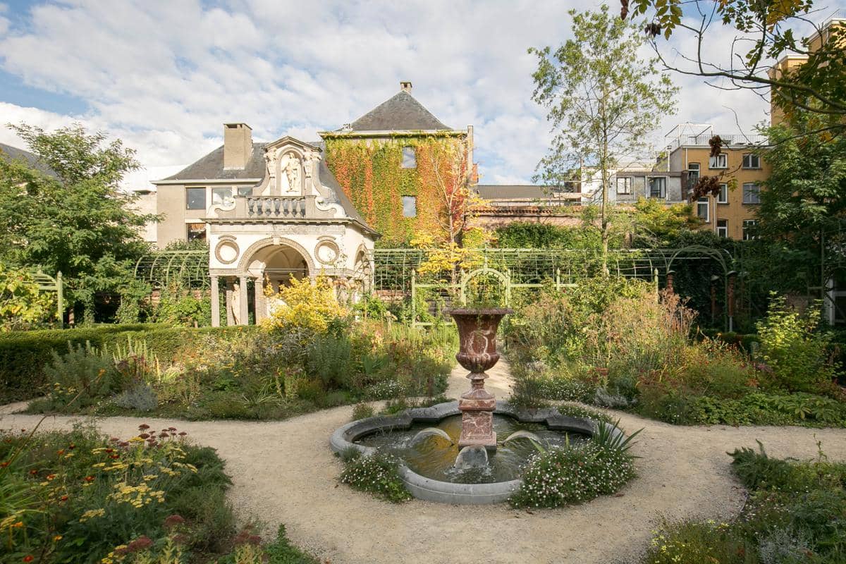 potret taman Rubens House di Antwerp, bagian dari kediaman dan studio seniman Barok Peter Paul Rubens