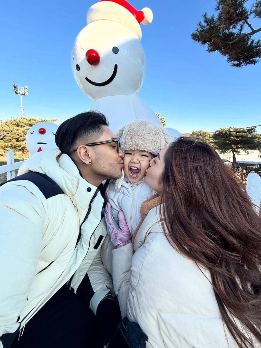 Keluarga Siti Badriah main salju di Korea Selatan