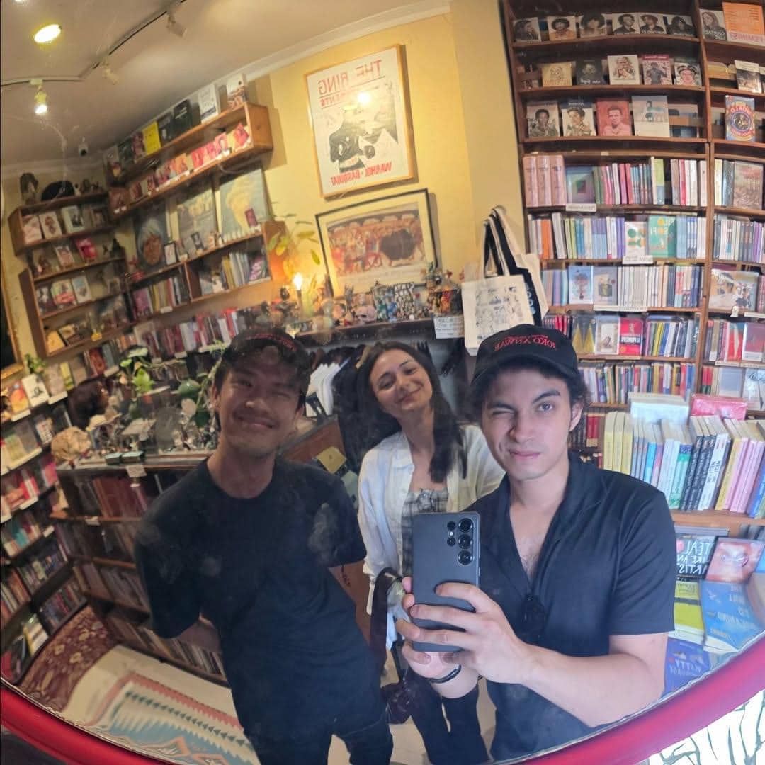 Omara Esteghlal ke toko buku bareng sahabat