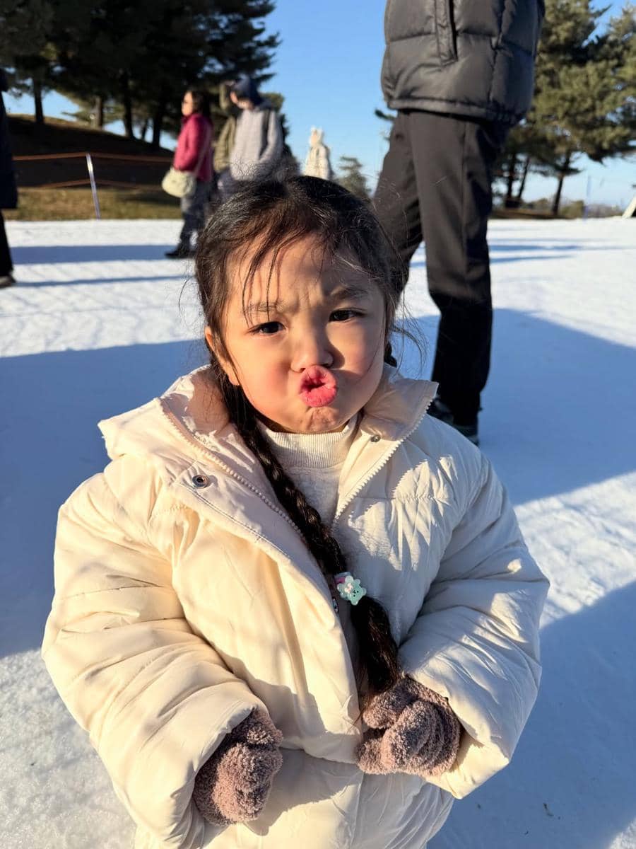 Keluarga Siti Badriah main salju di Korea Selatan