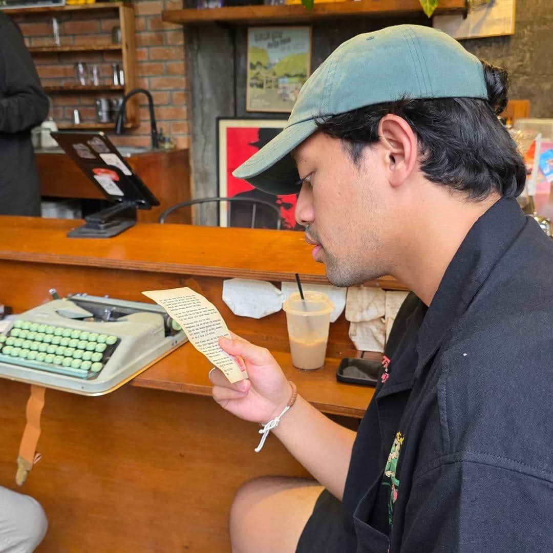 Omara Esteghlal ke toko buku bareng sahabat