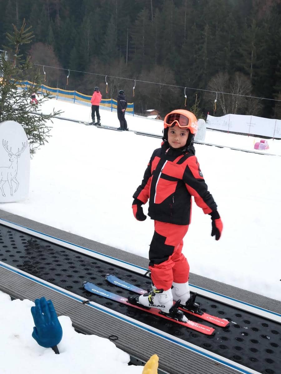 Keluarga Rachel Vennya main salju saat di Italia