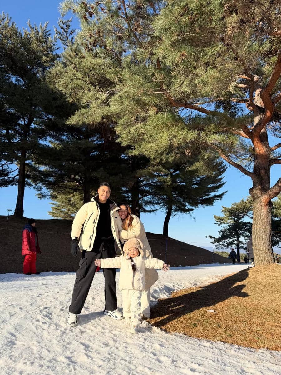 Keluarga Siti Badriah main salju di Korea Selatan