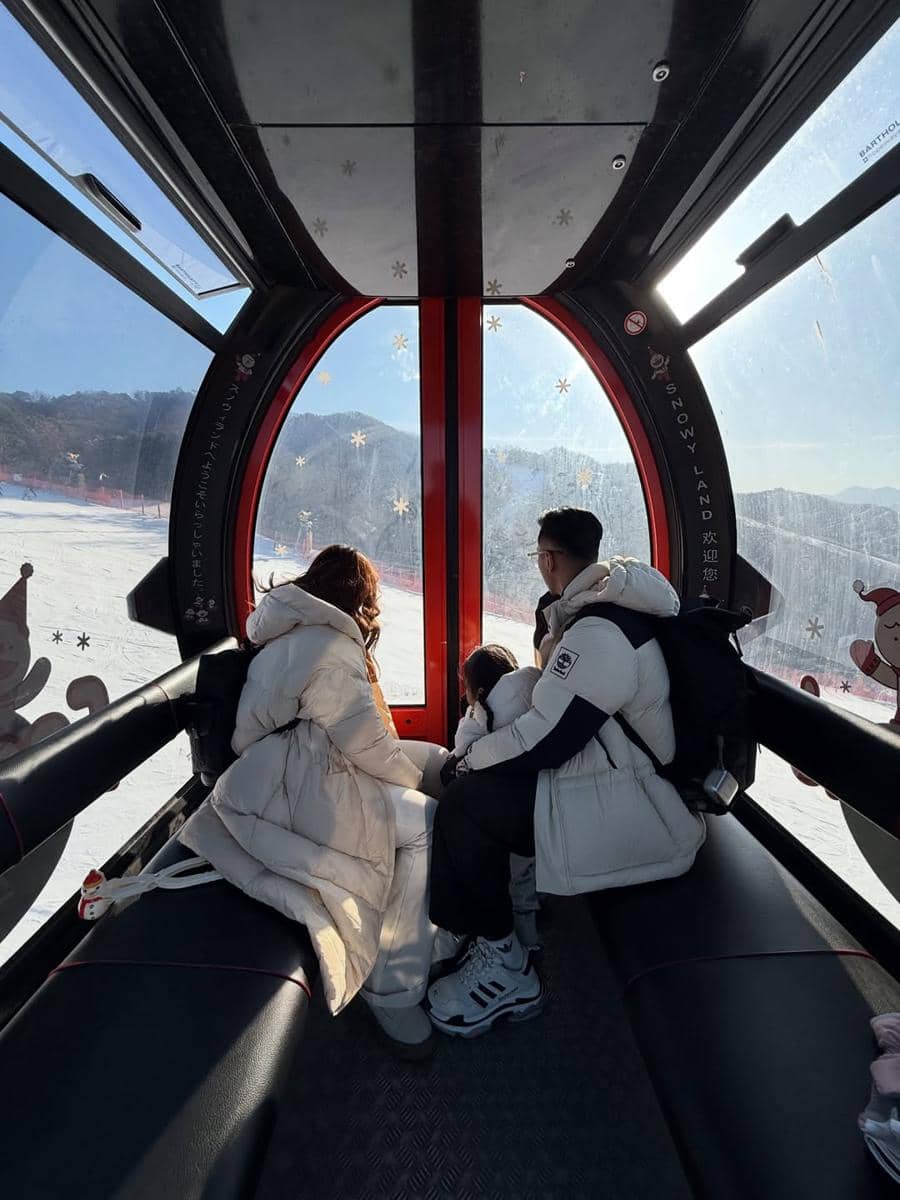 Keluarga Siti Badriah main salju di Korea Selatan