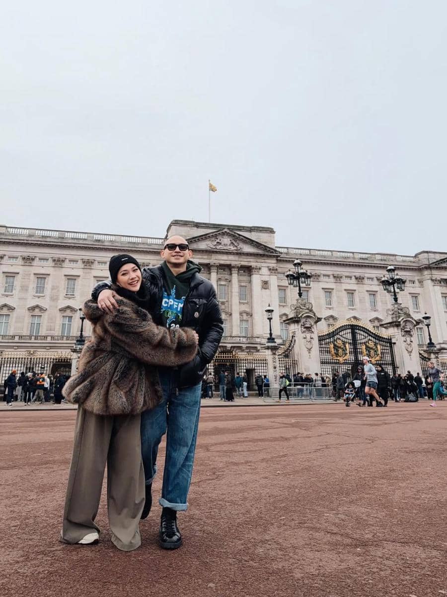 BCL dan suami jalan-jalan berdua di Buckingham Palace.