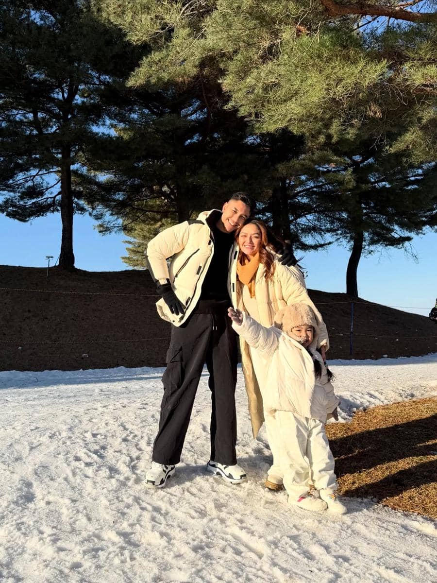 Keluarga Siti Badriah main salju di Korea Selatan