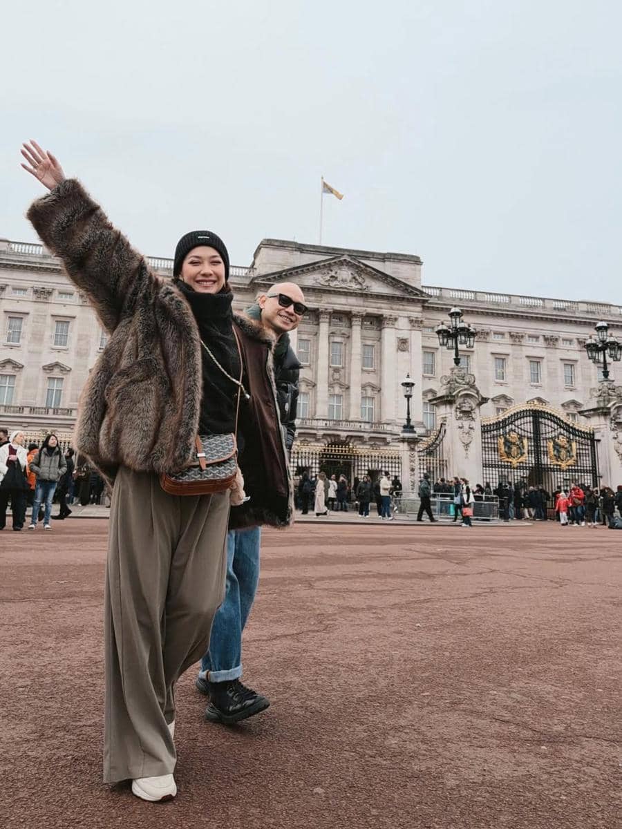 BCL dan suami jalan-jalan berdua di Buckingham Palace.