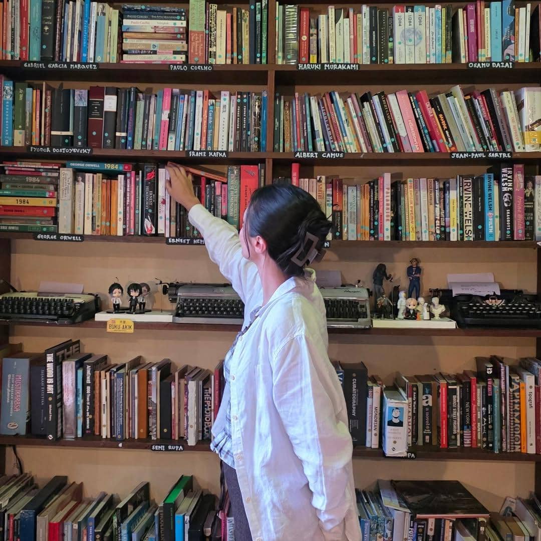 Omara Esteghlal ke toko buku bareng sahabat