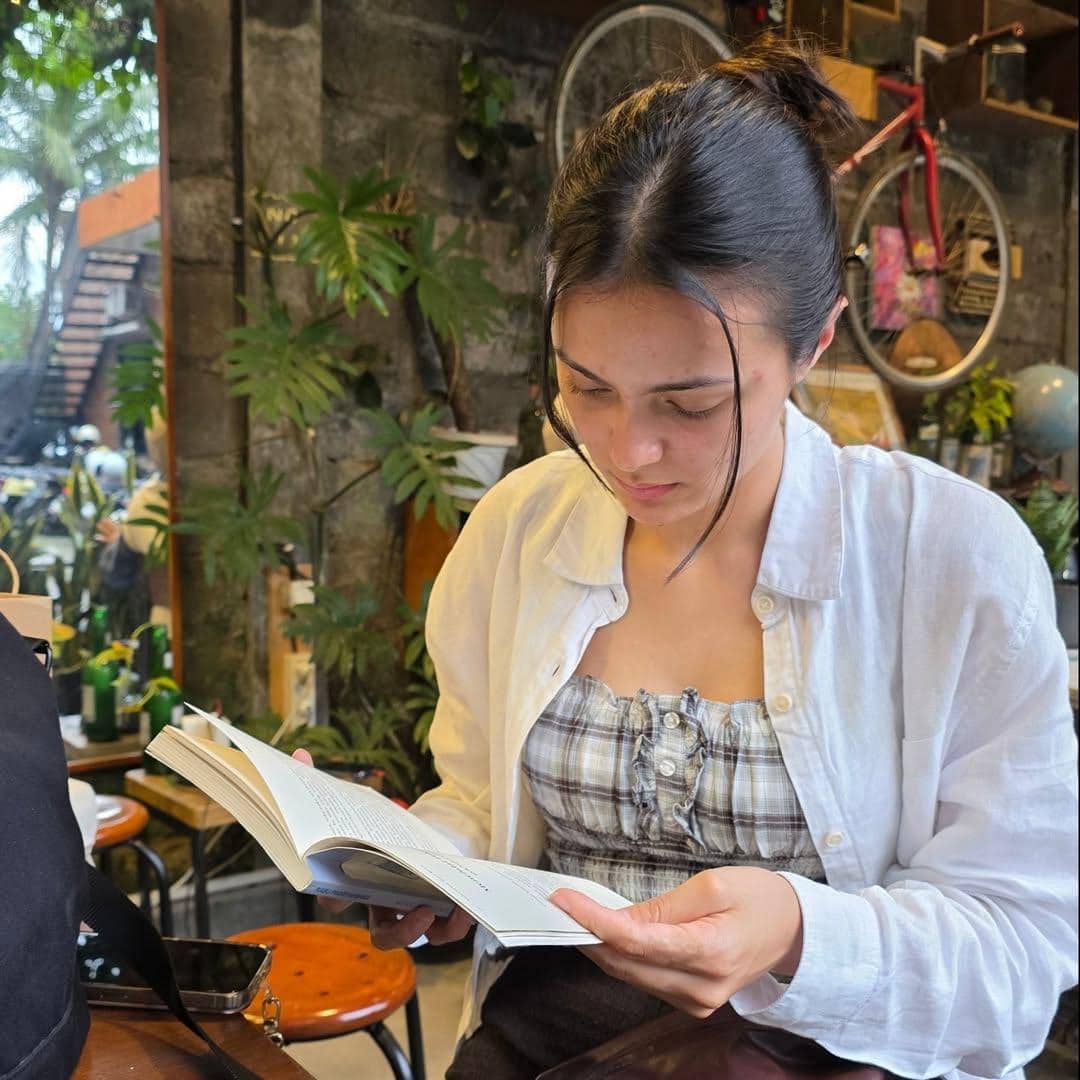 Omara Esteghlal ke toko buku bareng sahabat