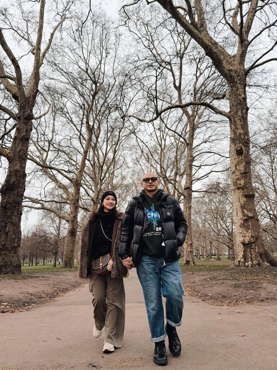BCL dan suami jalan-jalan berdua di Buckingham Palace.