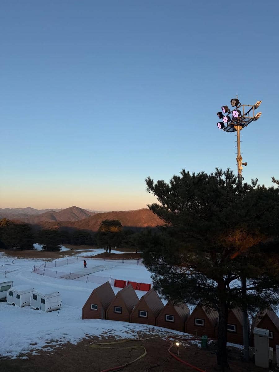 Keluarga Siti Badriah main salju di Korea Selatan