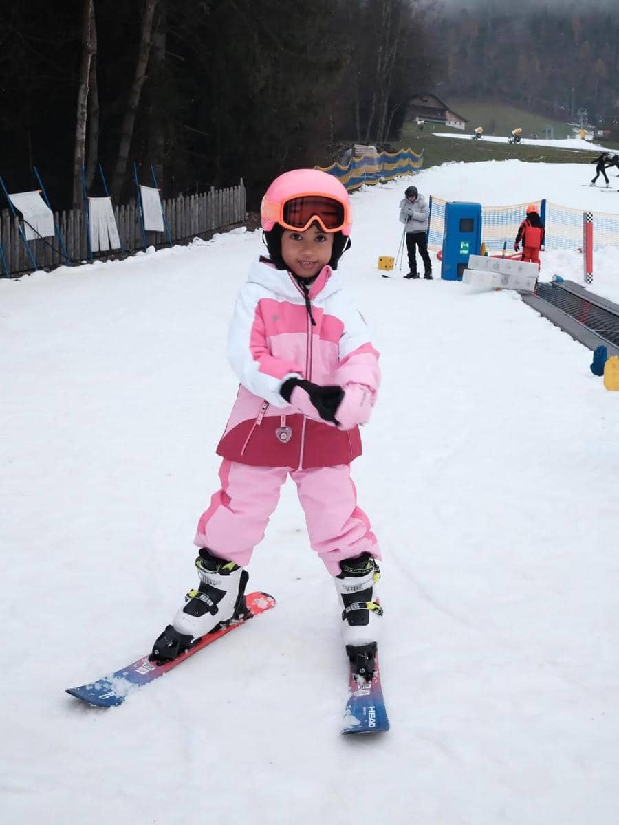 Keluarga Rachel Vennya main salju saat di Italia