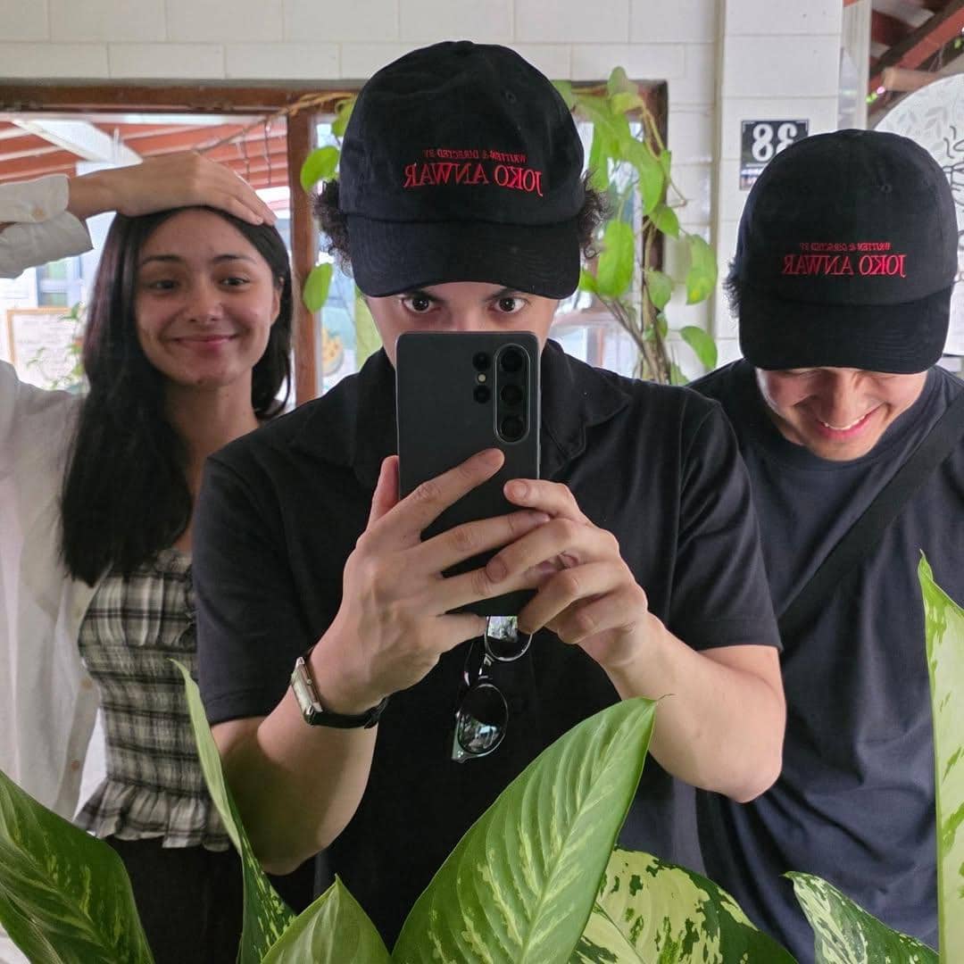 Omara Esteghlal ke toko buku bareng sahabat