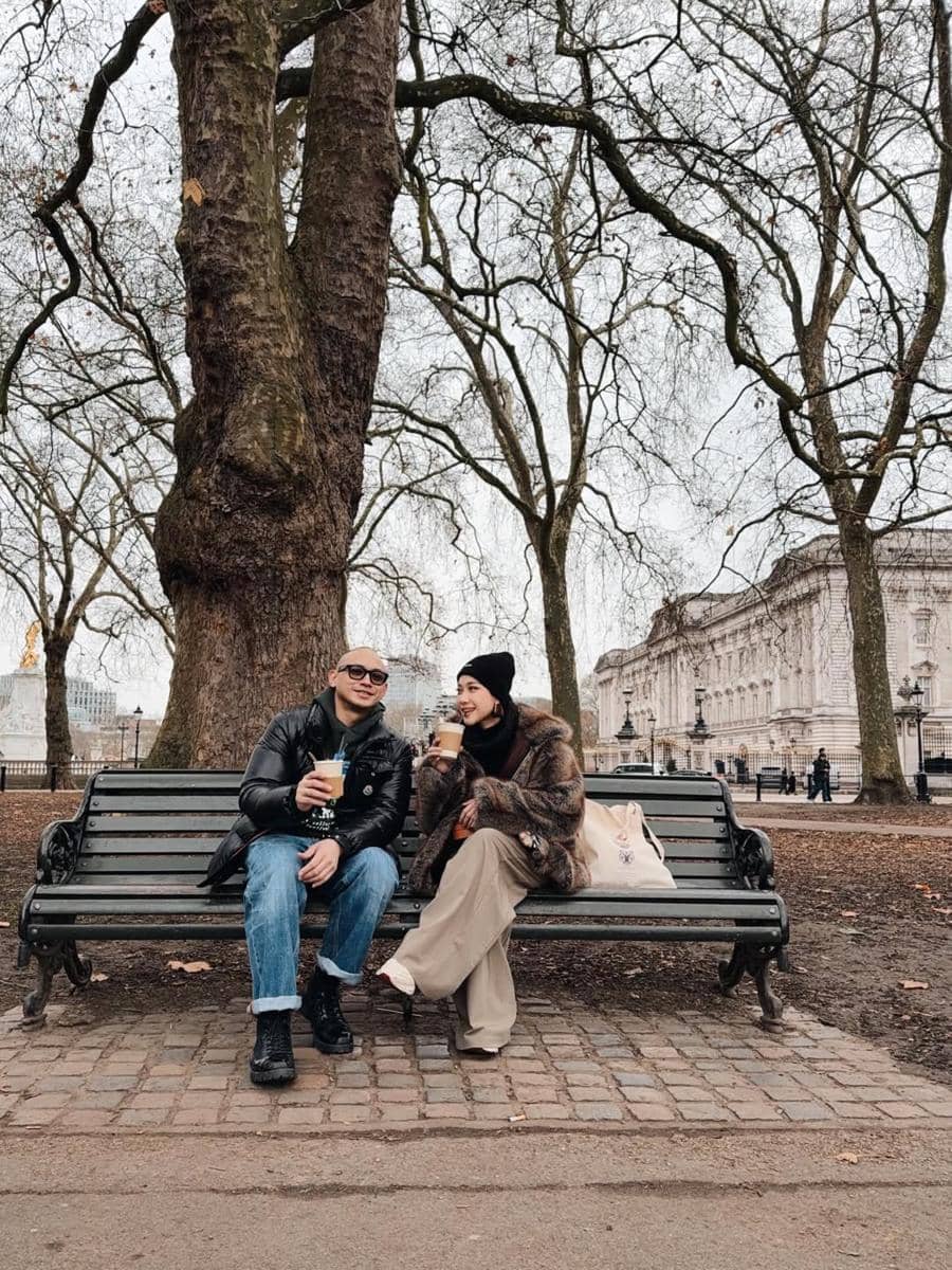 BCL dan suami jalan-jalan berdua di Buckingham Palace.