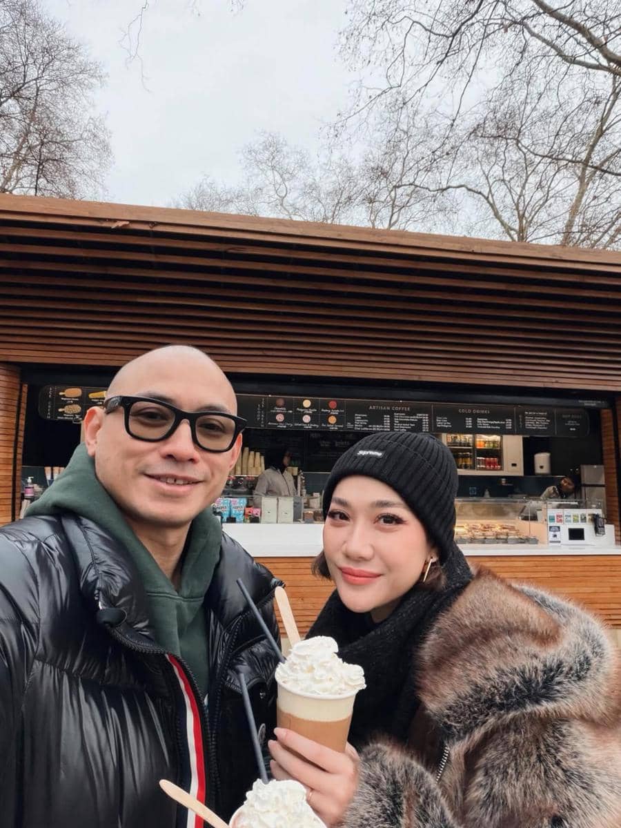 BCL dan suami jalan-jalan berdua di Buckingham Palace.