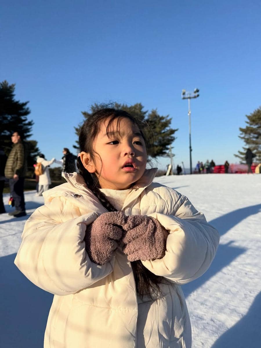 Keluarga Siti Badriah main salju di Korea Selatan