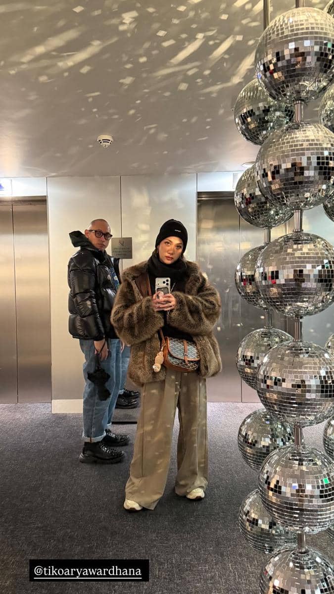 BCL dan suami jalan-jalan berdua di Buckingham Palace.