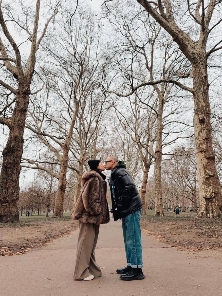 BCL dan suami jalan-jalan berdua di Buckingham Palace.