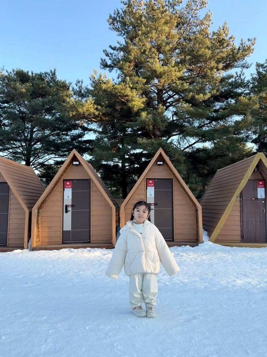 Keluarga Siti Badriah main salju di Korea Selatan