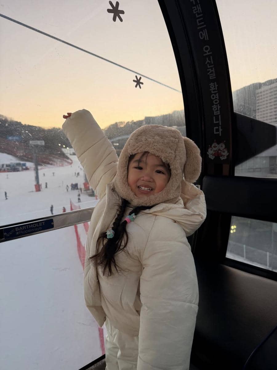 Keluarga Siti Badriah main salju di Korea Selatan