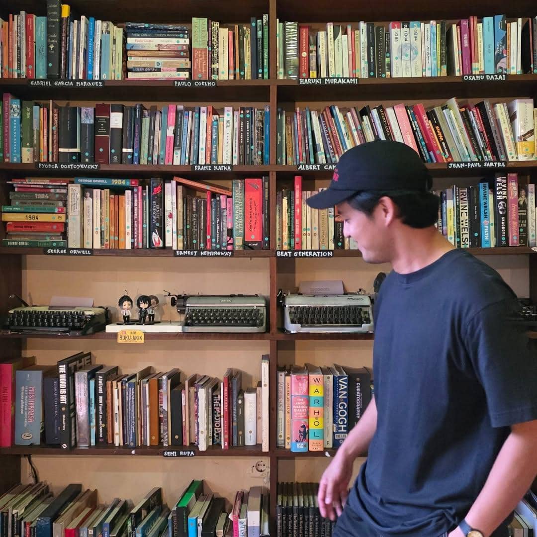 Omara Esteghlal ke toko buku bareng sahabat