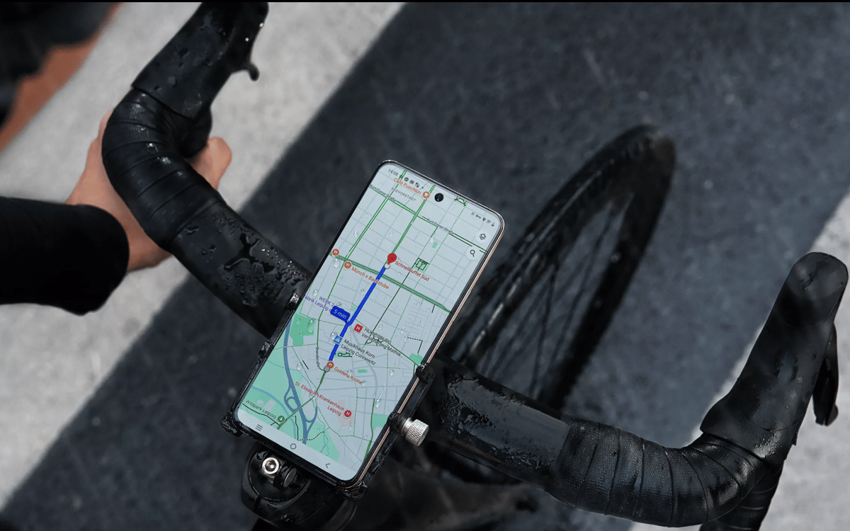 ilustrasi mengoperasikan aplikasi navigasi pada vivo V50 Lite 5G