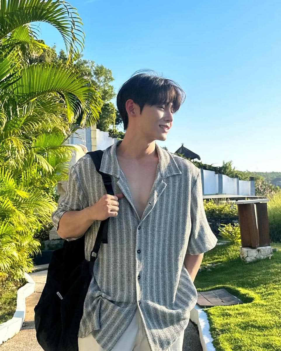 Outfit Liburan ke Pantai ala Aktor Jeon Changha