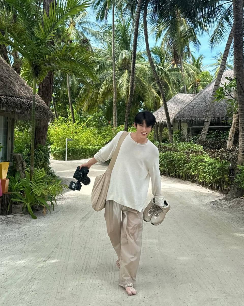 Outfit Liburan ke Pantai ala Aktor Jeon Changha