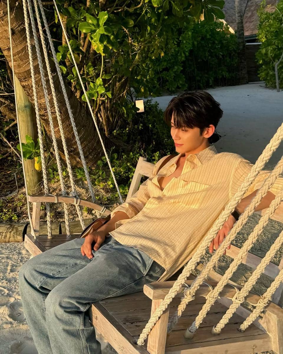 Outfit Liburan ke Pantai ala Aktor Jeon Changha