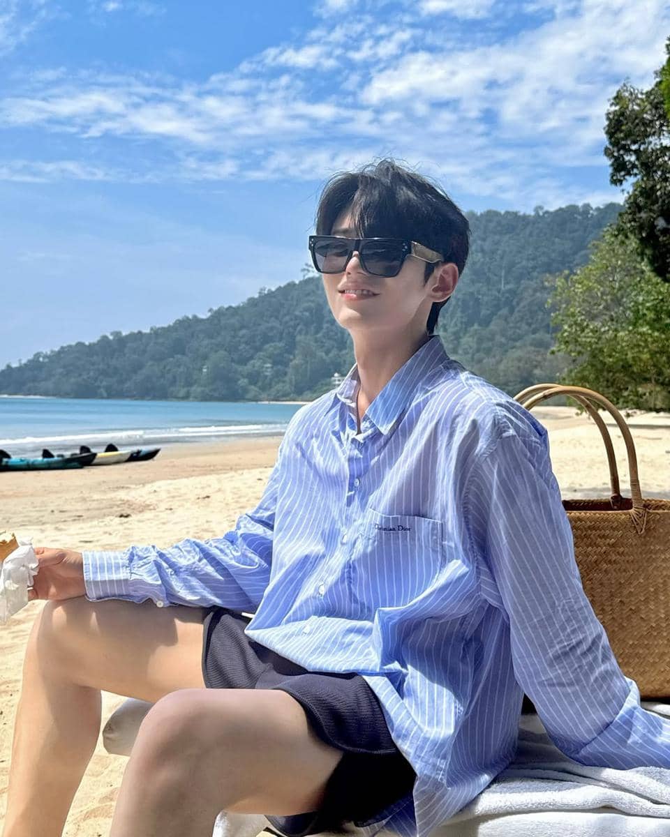 Outfit Liburan ke Pantai ala Aktor Jeon Changha