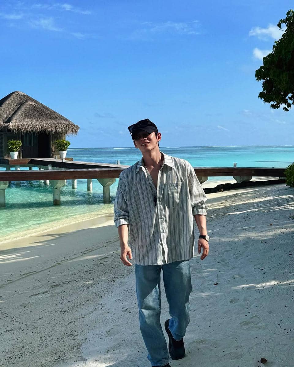 Outfit Liburan ke Pantai ala Aktor Jeon Changha