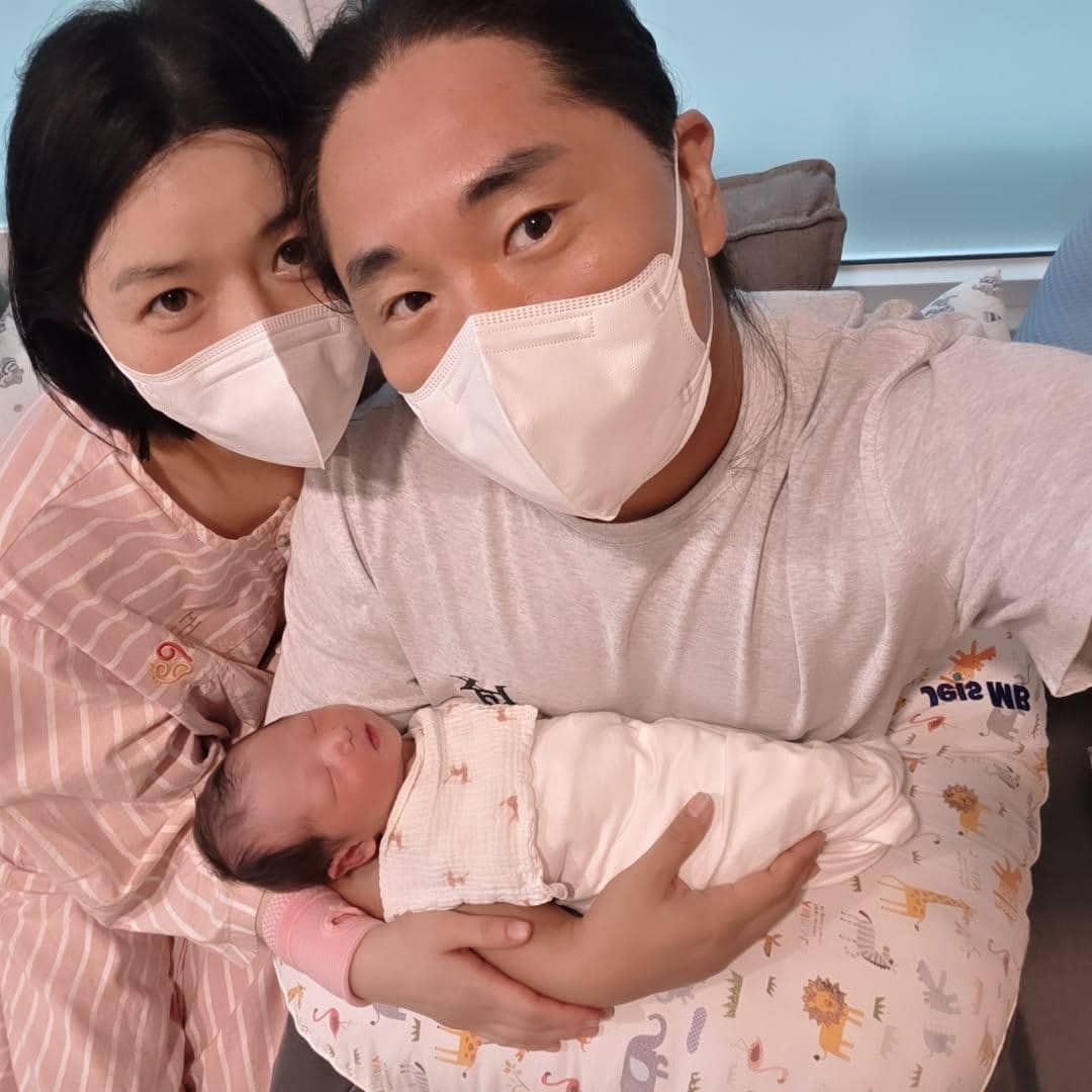 Ahn Si Ha, suami, dan bayinya