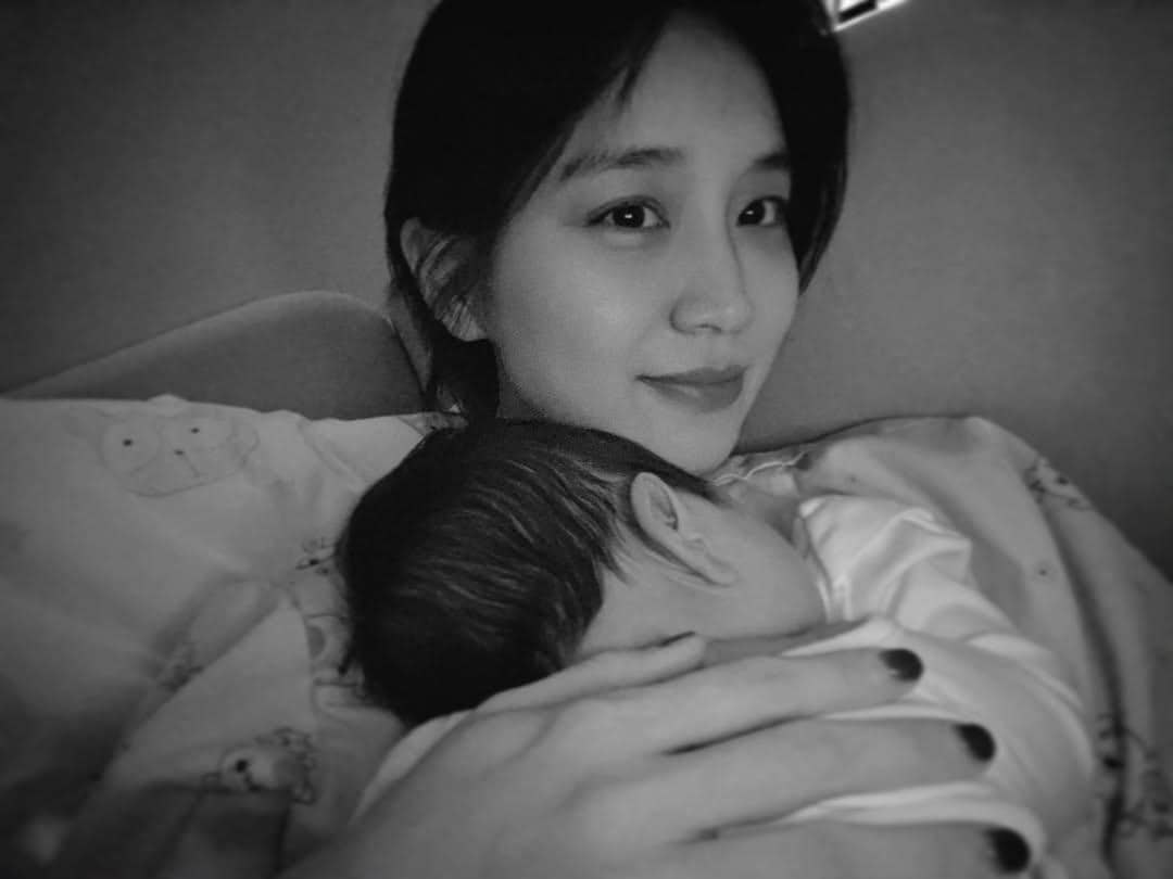 Jung Yoo Min dan bayinya