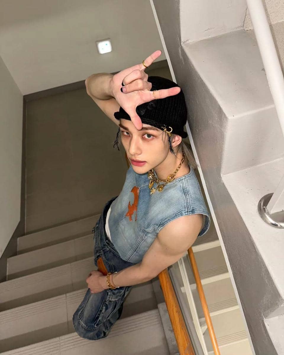 Hyunjin mengenakan beanie hat 