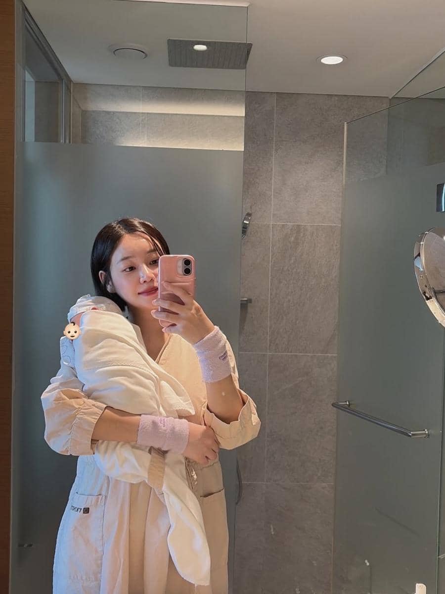 Yuna bersama bayinya