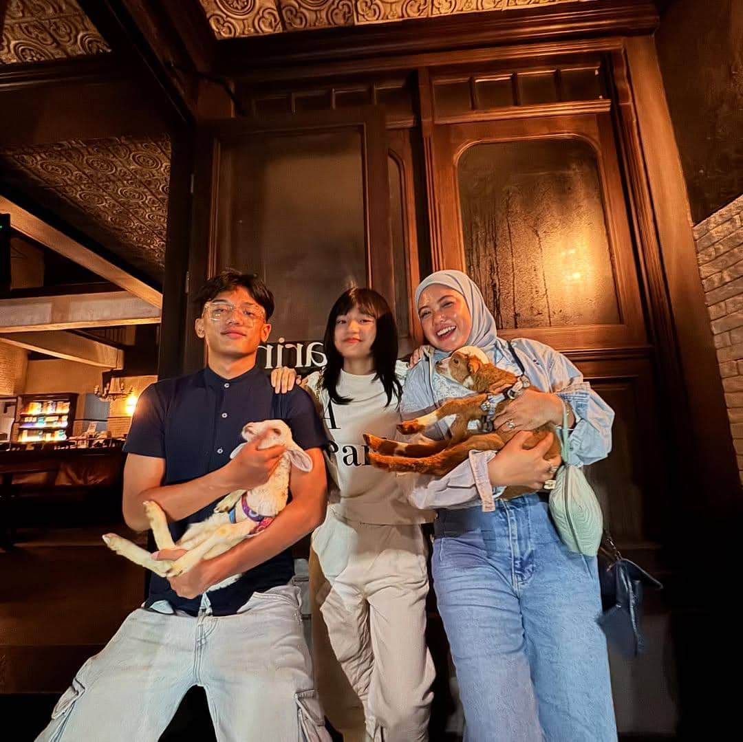 potret Winona, pacarnya, dan camernya