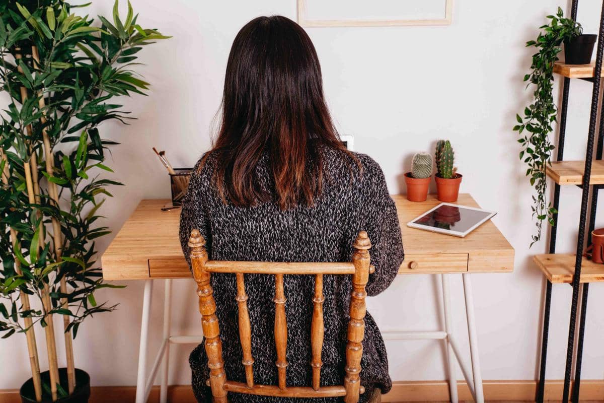 punggung yang bersandar di kursi. 