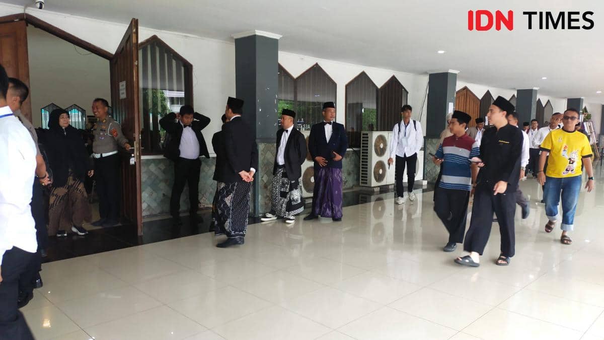 Menteri Haji dan pejabat Kemenhaj kompak mengenakan jas, sarung batik, peci hitam, dan dasi kupu-kupu yang terinspirasi gaya para pejuang tempo dulu