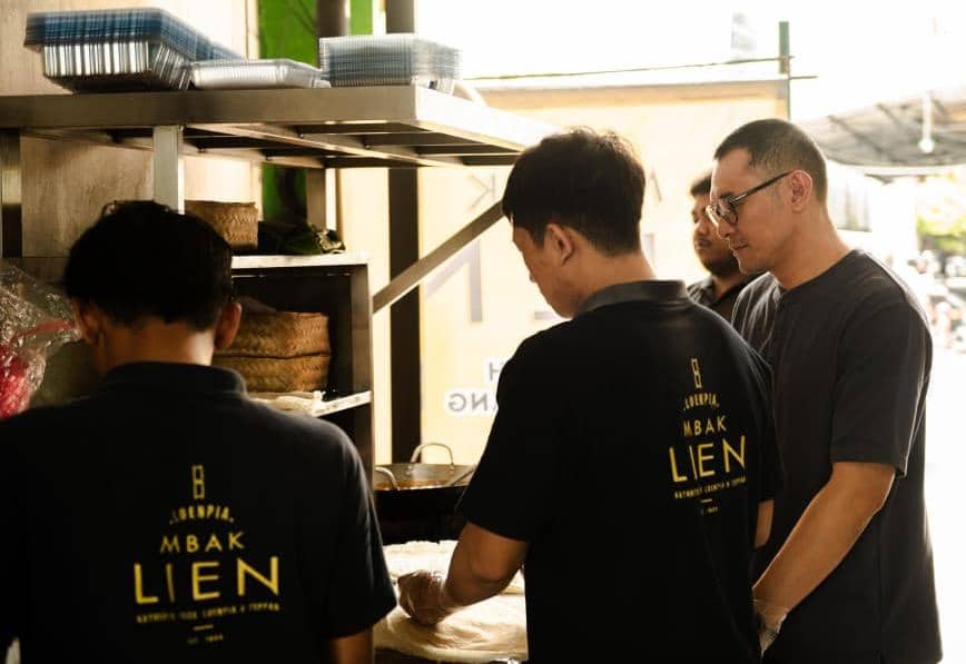 Suasana di tempat usaha kuliner legendaris Loenpia Mbak Lien di Kota Semarang. (Dok. SMBC Indonesia)