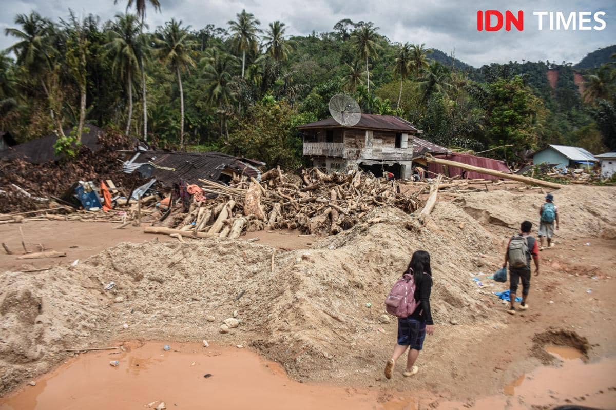 Kondisi Kelurahan Hutanobolon, Kecamatan Tukka, Kabupaten Tapanuli Tengah, Kamis (18/12/2025). (IDN Times/Prayugo Utomo)