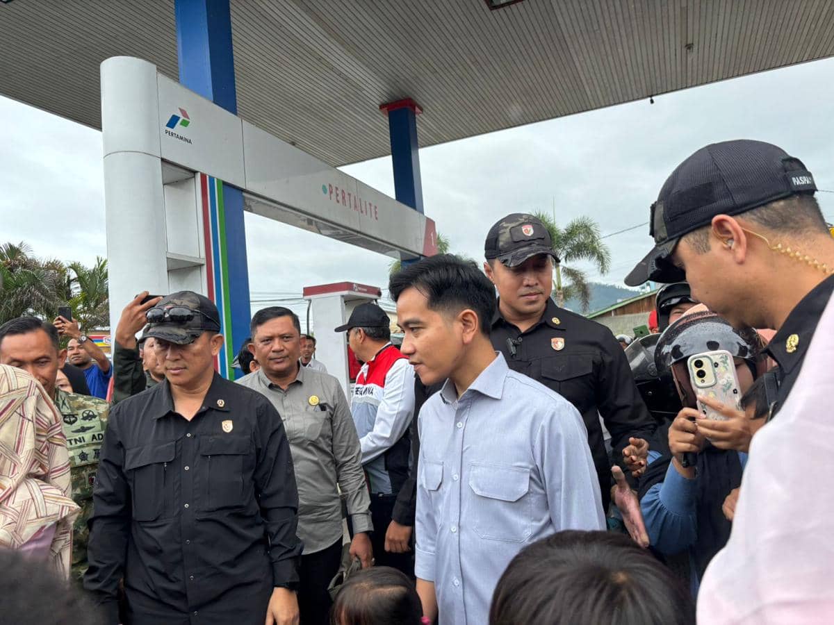 Wakil Presiden (Wapres) Gibran Rakabuming menyempatkan diri meninjau Stasiun Pengisian Bahan Bakar Umum (SPBU)