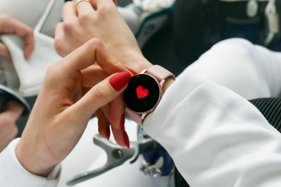 Seseorang mengecek heart rate di smartwatch.