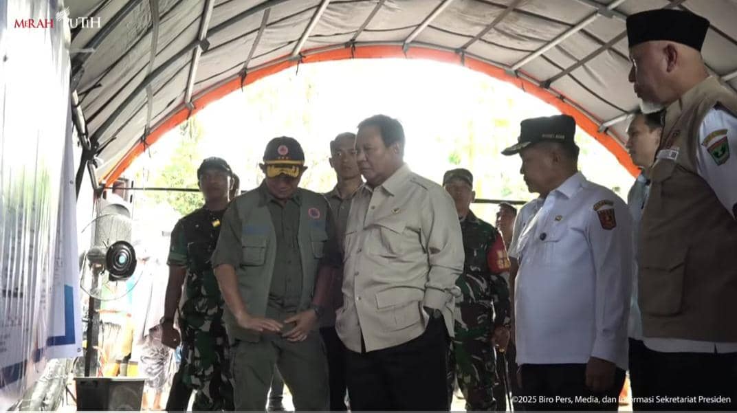 Tinjau Pengungsi di Agam, Prabowo Janjikan Bangun Hunian Tetap