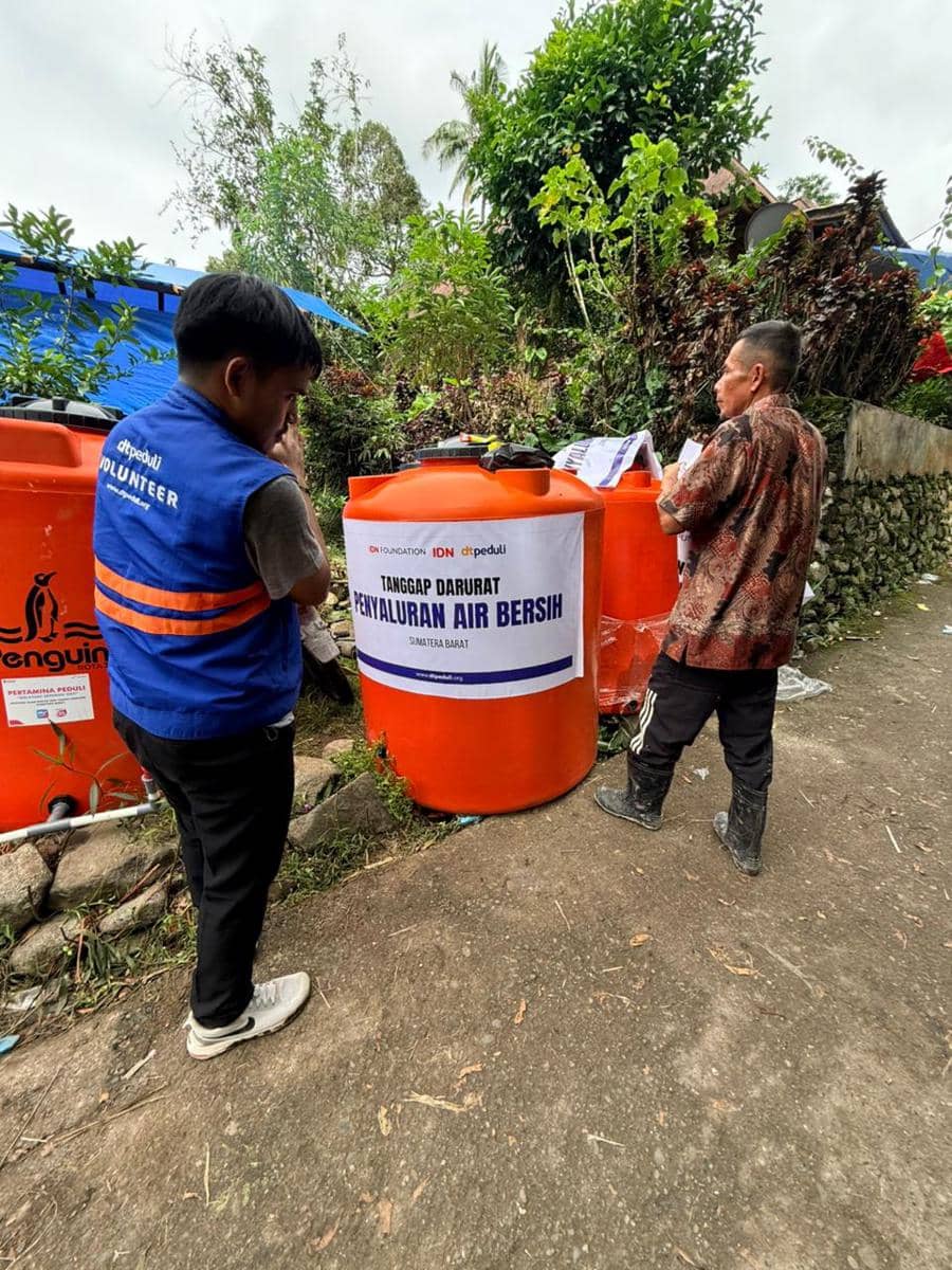 Penyaluran bantuan IDN Foundation bagi warga terdampak banjir bandang dan erupsi Gunung Marapi di wilayah Sungai Batang, Maninjau, Kabupaten Agam, Sumatra Barat.