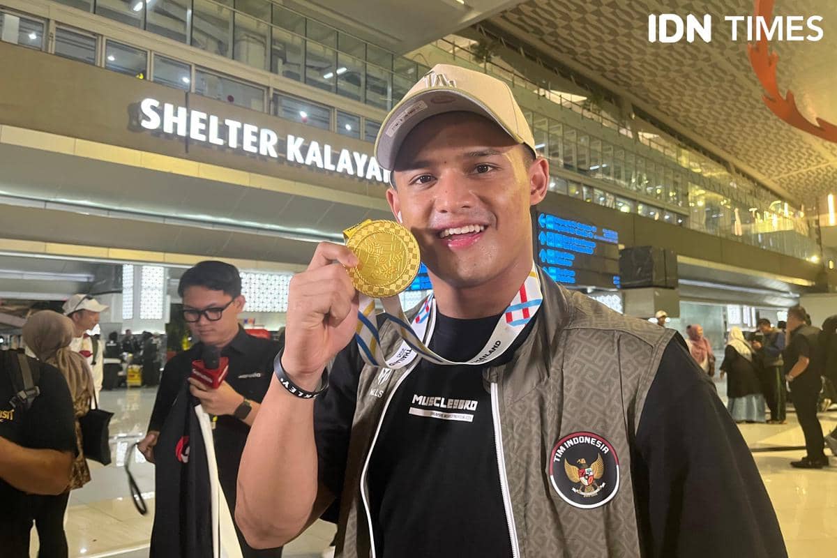 Lifter putra Indonesia, Rizki Juniansyah tiba di Tanah Air usai meraih medali emas dari SEA Games 2025 Thailand